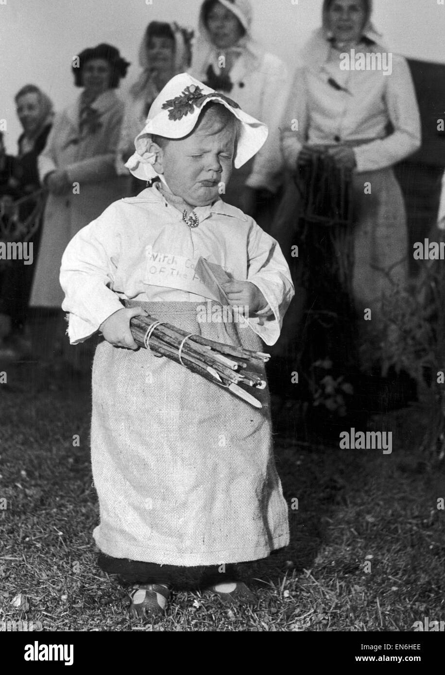 Le jour de la pomme de chêne à Vaux, Wiltshire. 22 mois Wendy Goodman n'est pas satisfait après avoir reçu le premier prix. 29 mai 1951. Banque D'Images