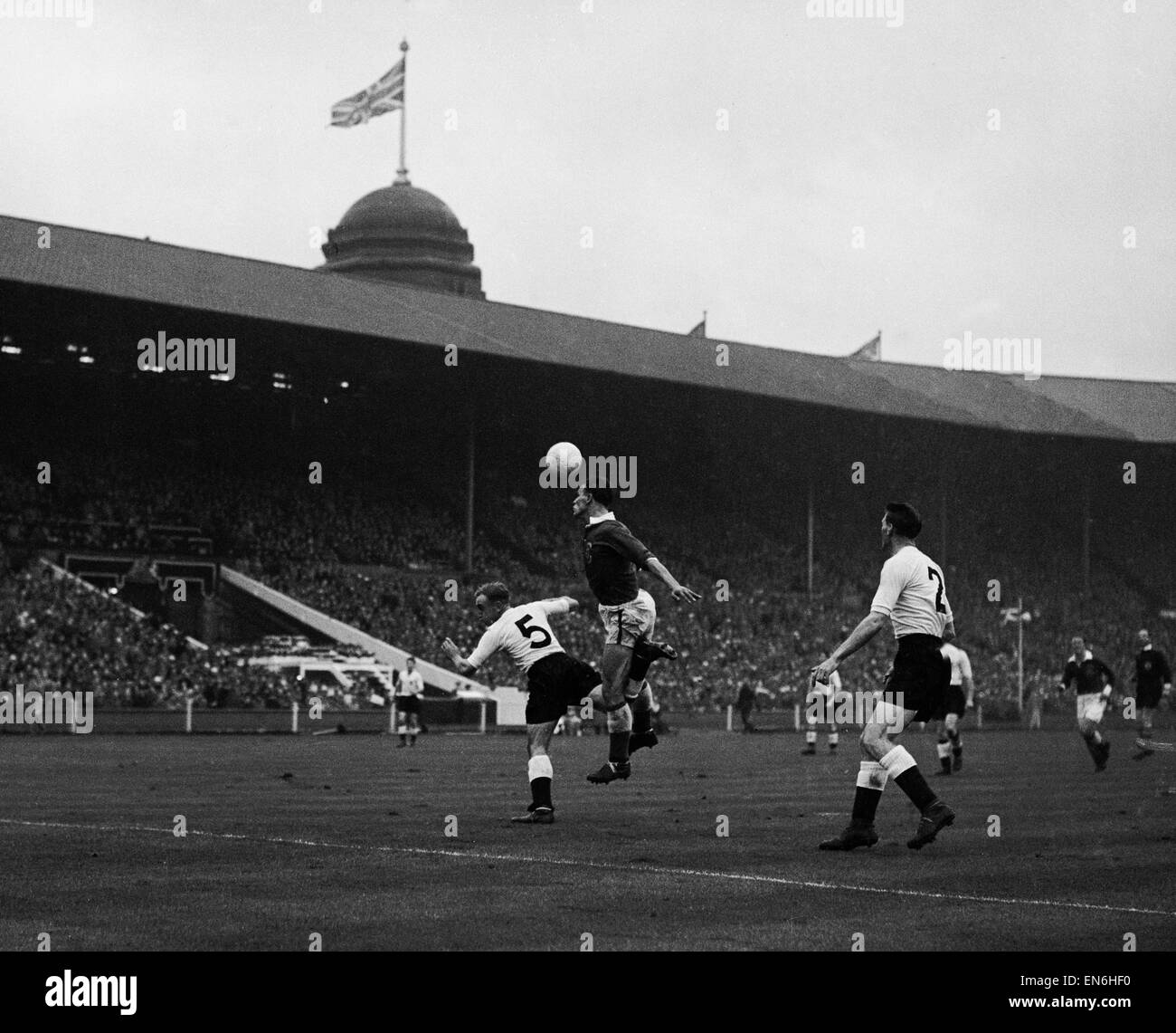 Match International au stade de Wembley. Angleterre 3 v Pays de Galles 2. Pays de Galles John Charles bondit jusqu'à la tête de la balle sous la pression de claire Billy Wright. 10 novembre 1954. Banque D'Images