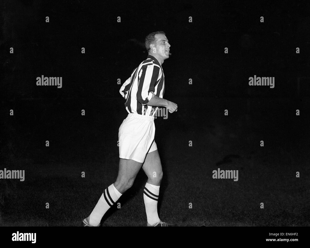 Arsenal v Juventus match amical à Highbury. John Charles de la Juventus, promenades sur le terrain à Highbury, dans le célèbre kit noir et blanc de son côté club italien. 26 novembre 1958. Banque D'Images