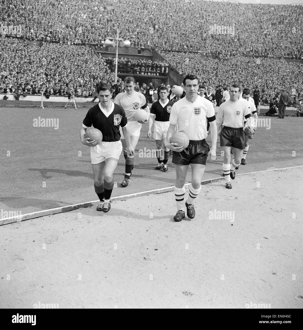 International Football Angleterre Ecosse 9 c. 3. Johnny Haynes, le capitaine de l'Angleterre mène l'équipe à Wembley avec Eric Caldow menant hors de l'Écosse. 15 avril 1961. Banque D'Images