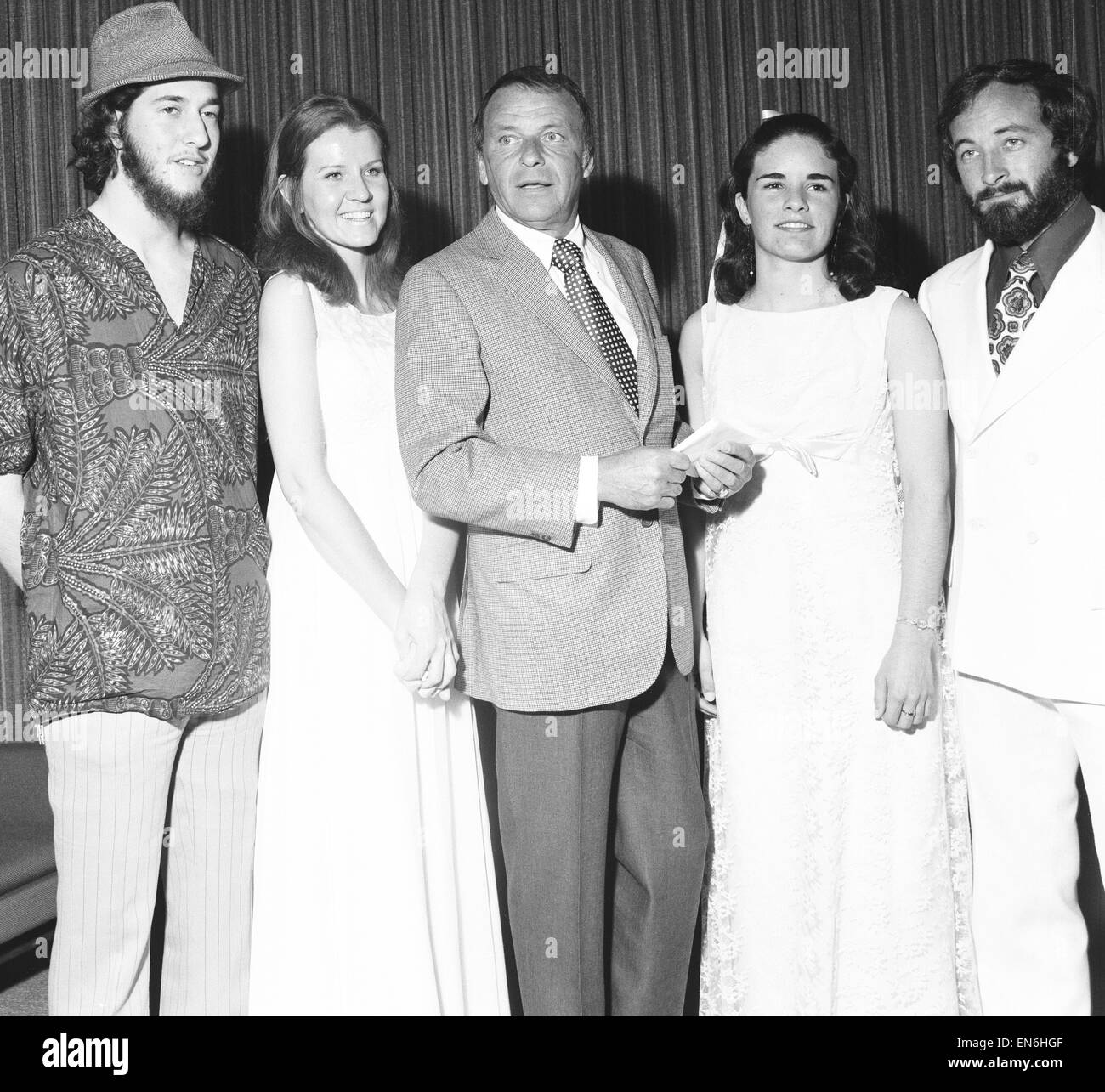 Frank Sinatra chanteur vu ici avec certains des gagnants à l'assemblée annuelle de l'exécution musicale de Frank Sinatra et cérémonie de remise des prix tenue en concert auditorium Royce Hall sur le campus de l'UCLA. 9 juin 1971 Banque D'Images