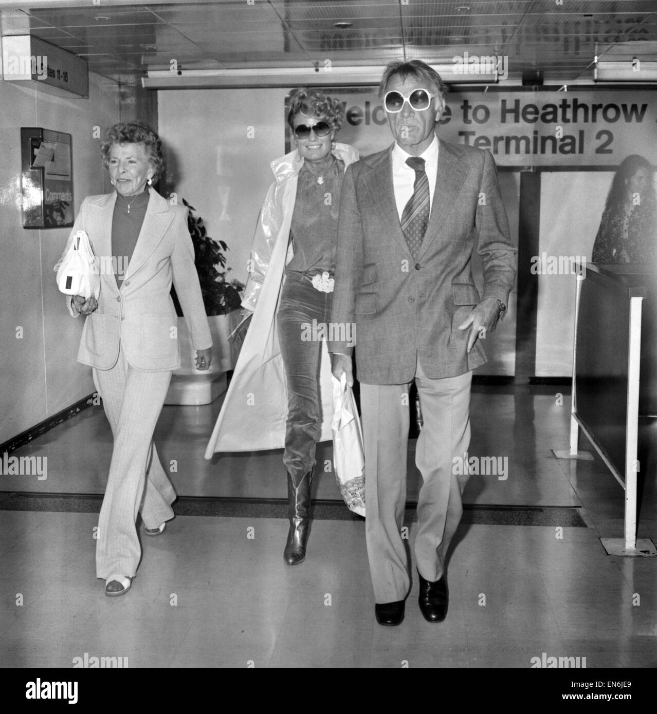Richard Burton et sa femme Susie Quitter Heathrow pour leur accueil à Genève. Il a vite emprunté de lunettes à partir d'une vieille amie Valeria Douglas, - dire que le soleil était trop lumineux, dans le couloir de la salle d'embarquement. Juillet 1978 Banque D'Images