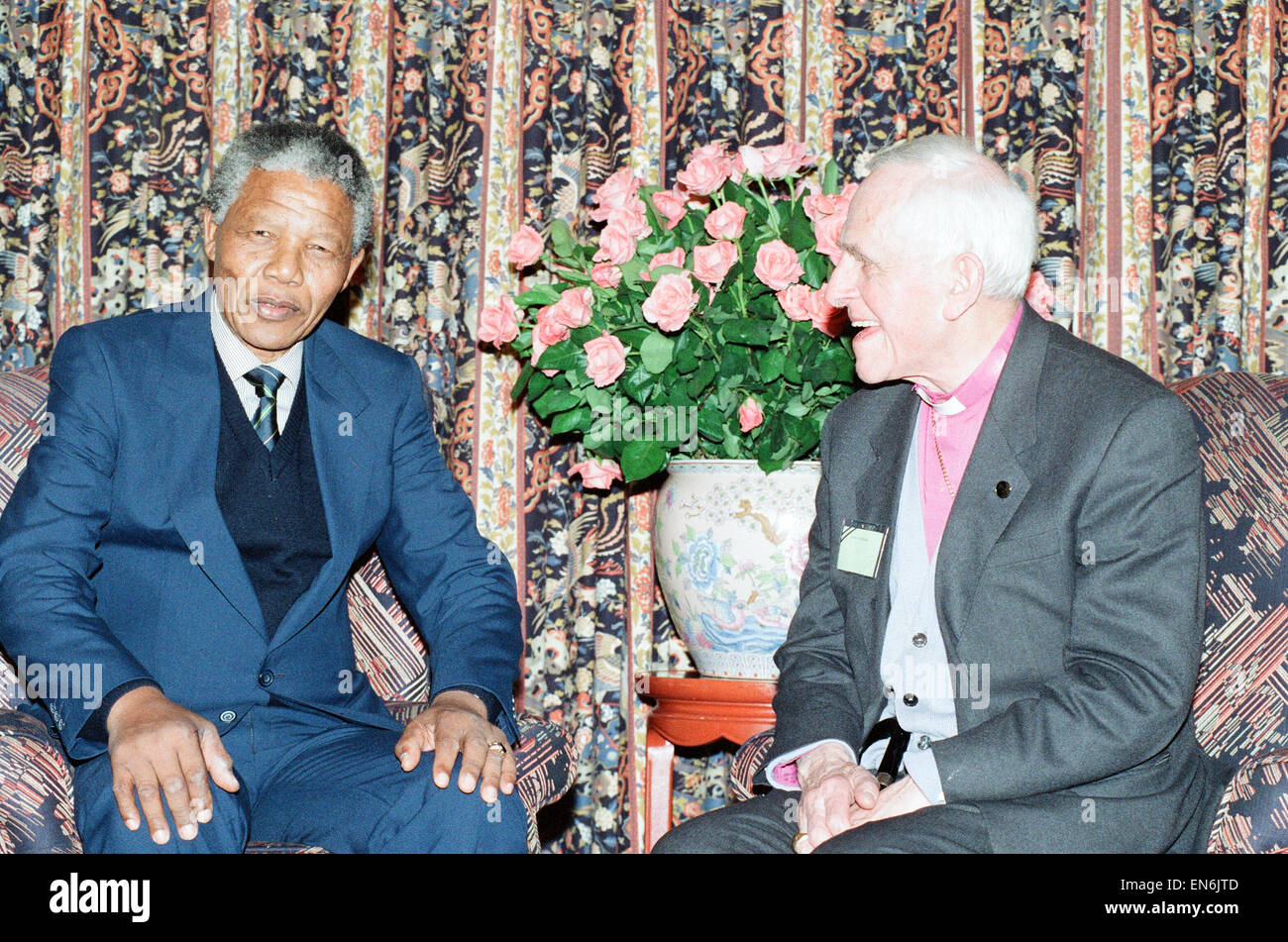 Congrès national africain (ANC) leader Nelson Mandela pour son premier voyage au Royaume-Uni depuis sa sortie de prison qu'on voit ici avec l'archevêque Trevor Huddleston le militant anti-apartheid. 15 avril 1990 Banque D'Images