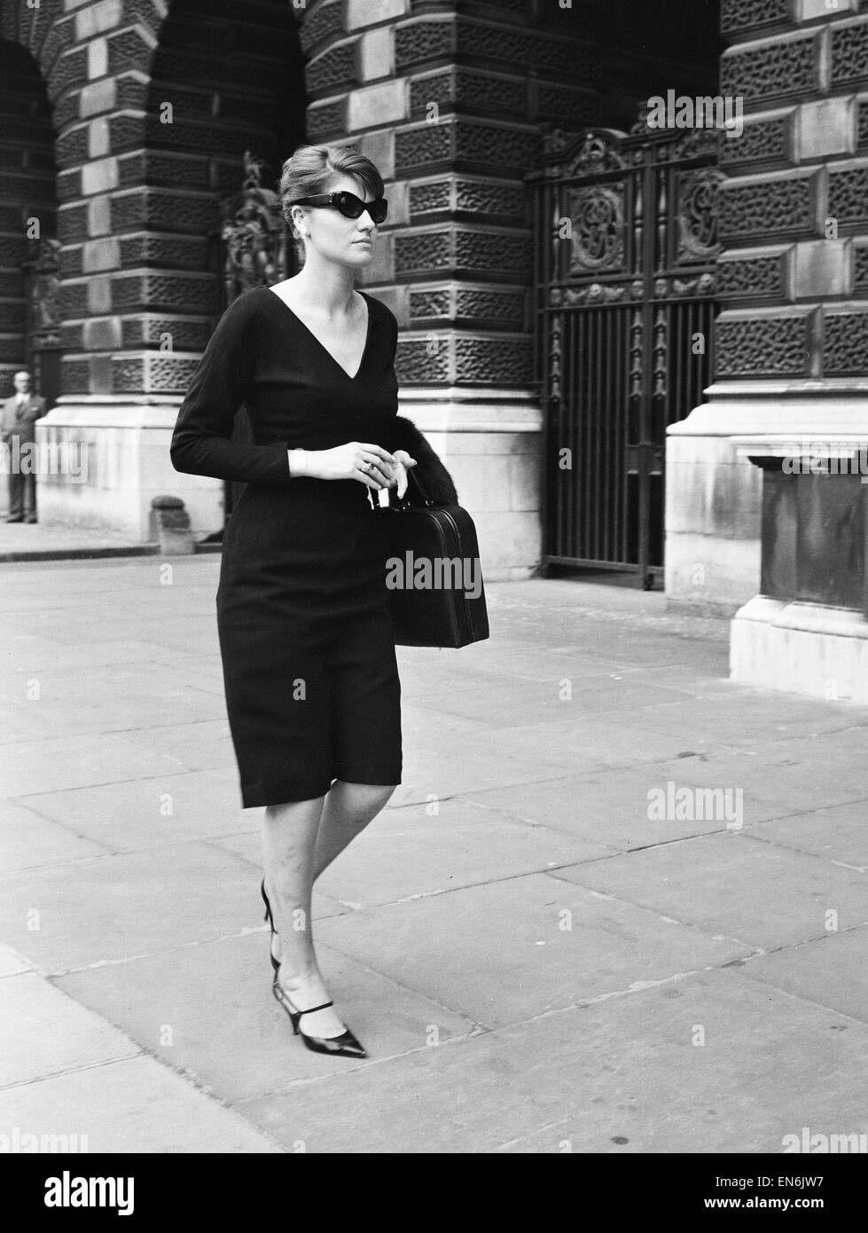 Lord Denning, Enquête sur le procès du Dr Ward dans le John Profumo et Christine Keeler affaire. Témoin Ronna Ricardo arrivant à la trésorerie. 12 août 1963. Banque D'Images