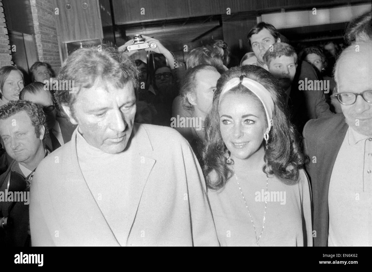 Quarantième anniversaire du film star Elizabeth Taylor. Et pour marquer l'occasion, son mari Richard Burton ont organisé une ÒHungarian massive passe.Ó Il a jeté une partie avec un prisé liste d'invités, à un hôtel de Budapest. Et il a résolu le problème de ce qu'à donner Banque D'Images