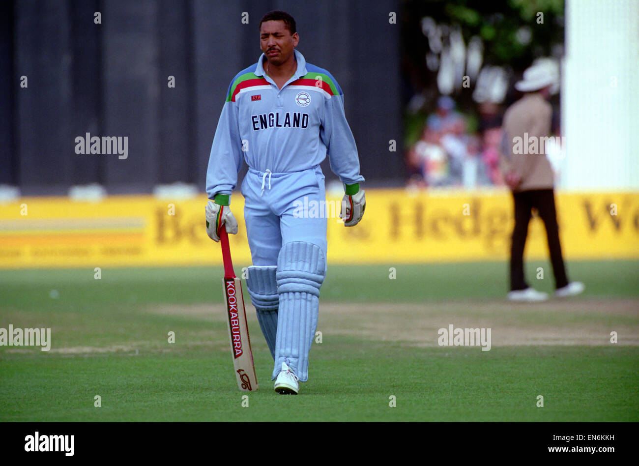 Cricket World Cup 1992 : Australie - Nouvelle-Zélande c. Angleterre à Wellington. La Nouvelle-Zélande a gagné par 7 wickets. L'Angleterre (200-8) ; plus de 50 Nouvelle-Zélande 201-3 (40,5). Philip DeFreitas. Mars 1992 Banque D'Images