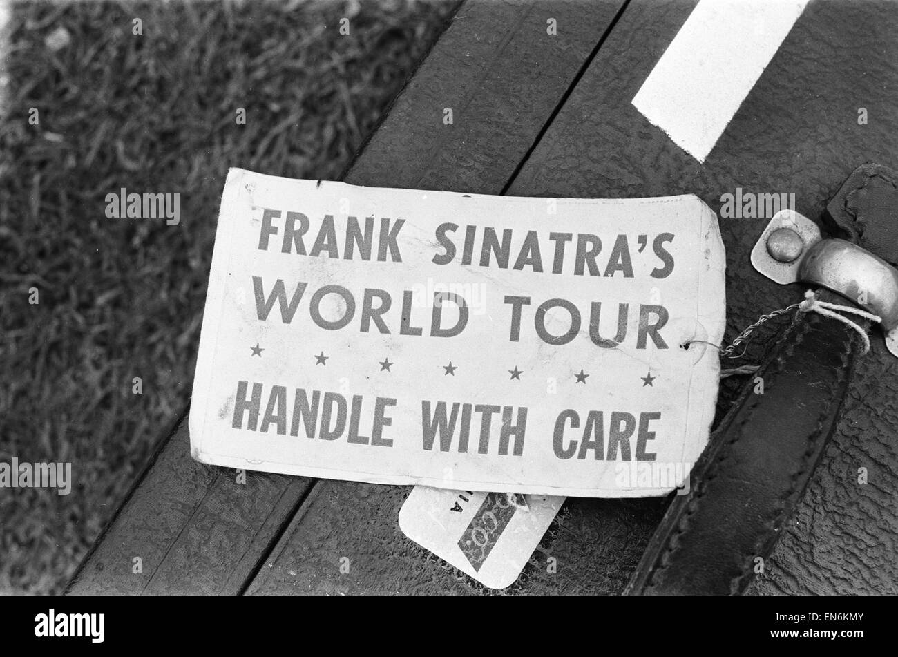 Frank Sinatra valise avec une étiquette fixée à la poignée. 15 Juin 1962 Banque D'Images
