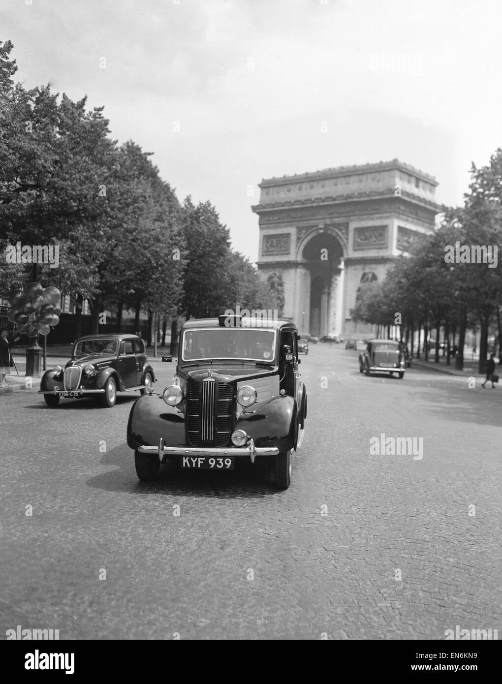 Une Austin FX3 taxi dans le cadre de la London à Paris taxi service vu ici à l'Arc de Triomphe à Paris. 2 Juillet 1950 Banque D'Images