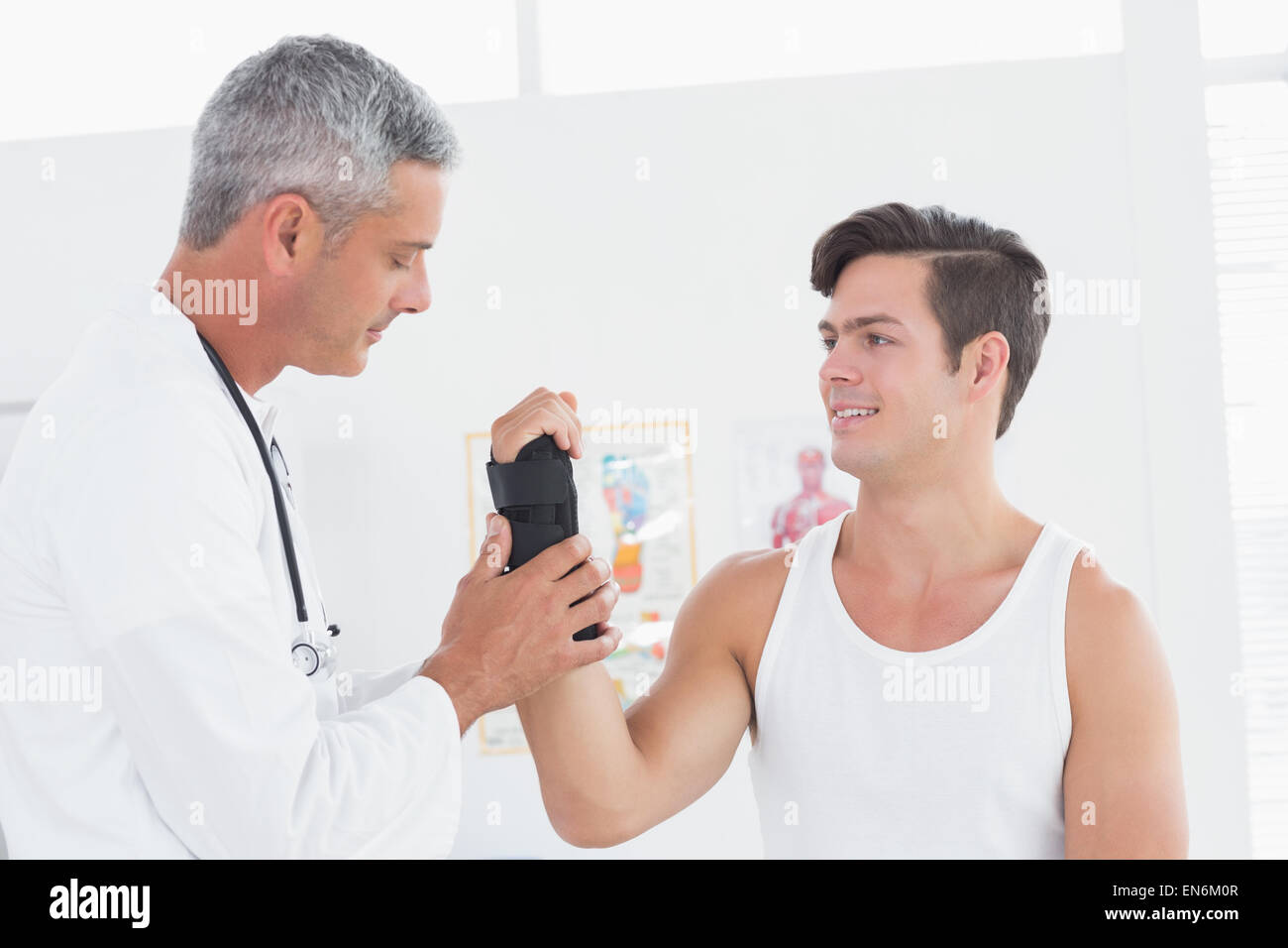 L'examen d'un médecin homme poignet Banque D'Images