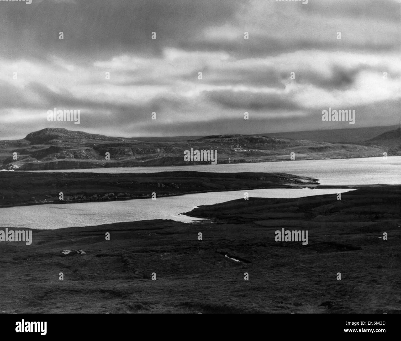 Nuages de tempête de recueillir au-dessus du Loch Eriboll, un loch de mer sur la côte nord de l'Ecosse. Vers 1930. Banque D'Images