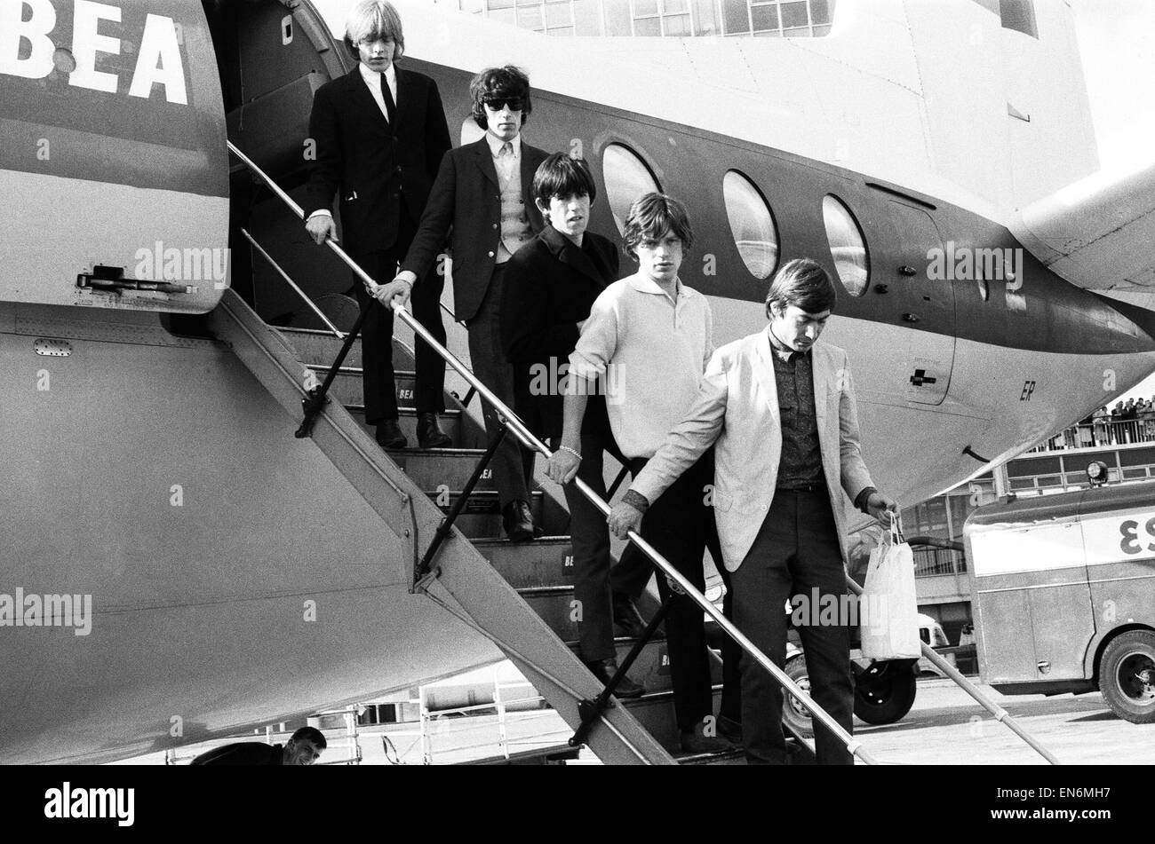 Les Rolling Stones arrivent à Manchester depuis Londres. l-r Brian Jones, Bill Wyman, Keith Richards, Mick Jagger et Charlie Watts. 9 août 1964. Banque D'Images