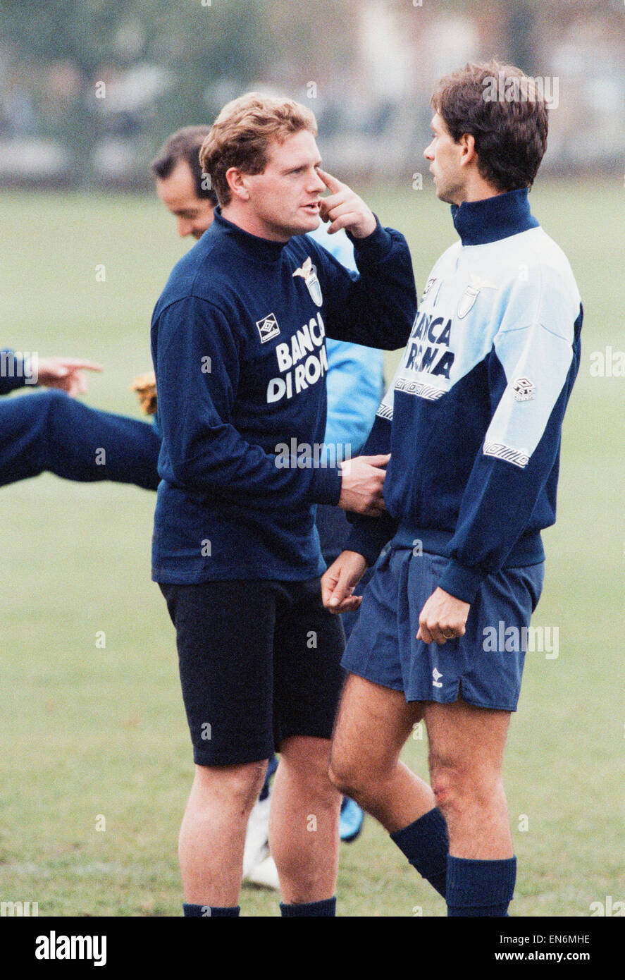 Paul Gascoigne footballeur Latium parle avec ses coéquipiers au cours d'une session de formation de l'équipe. 19 octobre 1992. Banque D'Images