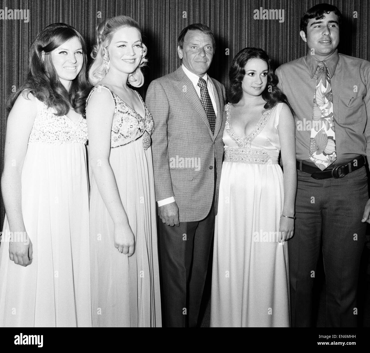 Frank Sinatra chanteur vu ici avec certains des gagnants à l'assemblée annuelle de l'exécution musicale de Frank Sinatra et cérémonie de remise des prix tenue en concert auditorium Royce Hall sur le campus de l'UCLA. 9 juin 1971 Banque D'Images