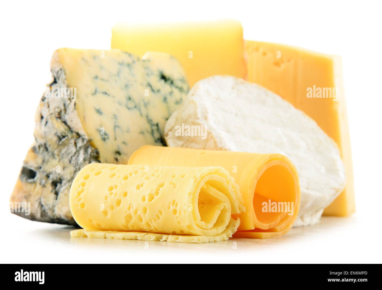 Différentes sortes de fromage isolé sur fond blanc Banque D'Images