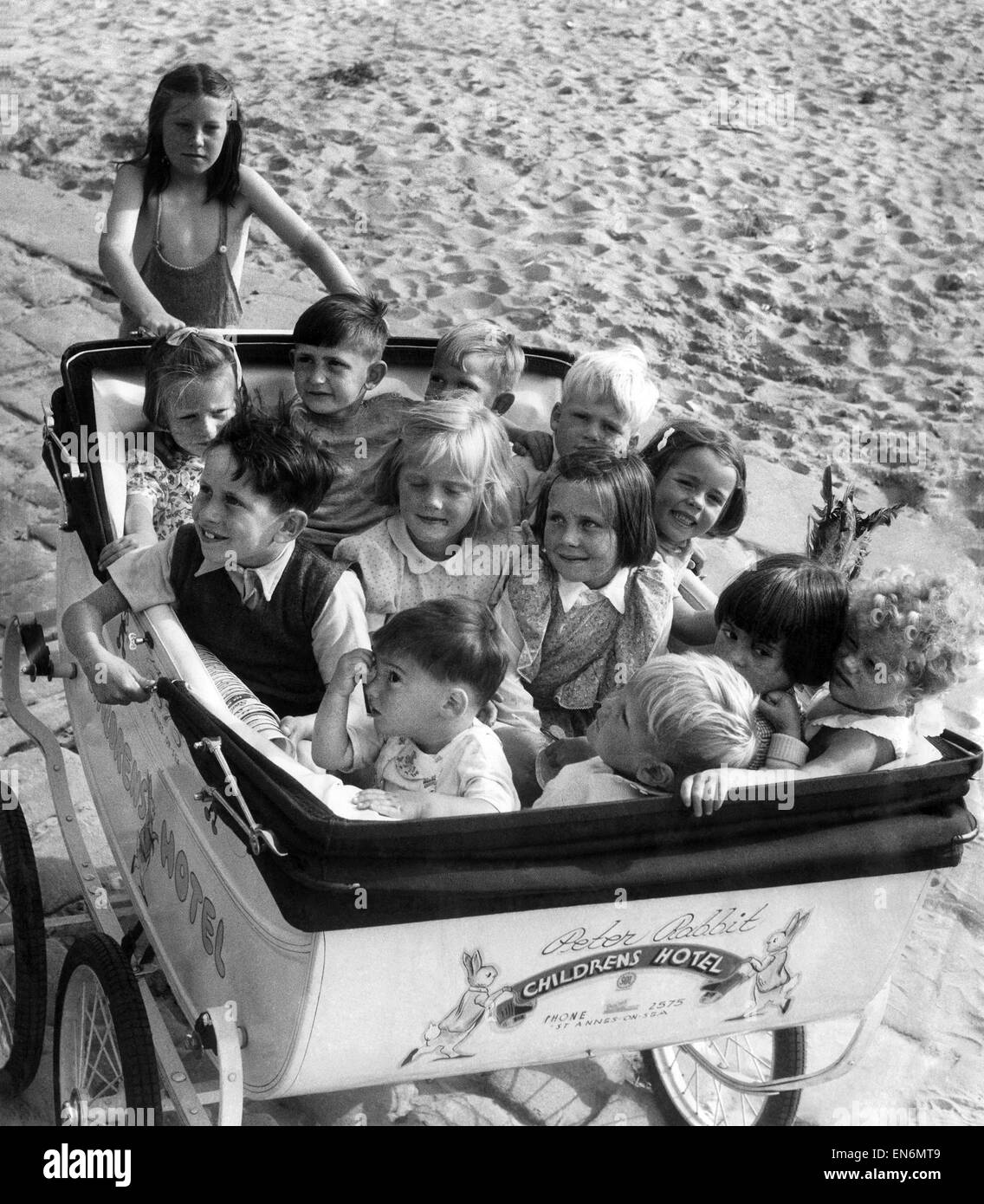 Il n'y a pas un cri ou un cri lorsque les bambins aller faire un tour dans leur landau géant sur la plage à St Annes on Sea, Lancashire. Les enfants sont des résidents de l'hôtel de Pierre Lapin et photo affiche 12 d'entre eux, allant de 16 mois à 8 ans bein Banque D'Images