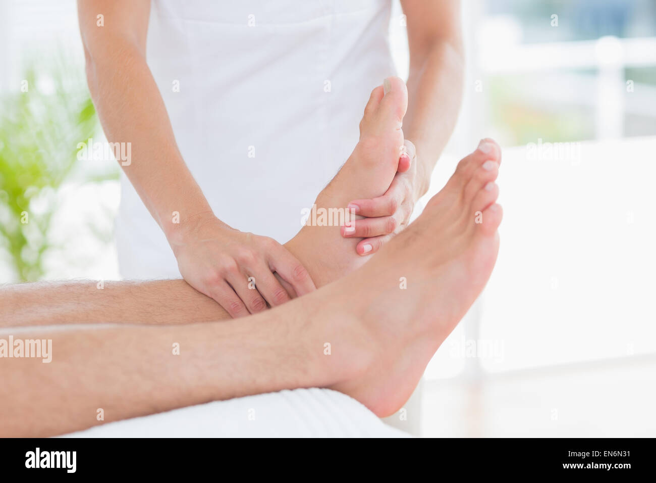 Physiothérapeute faire massage des pieds Banque D'Images