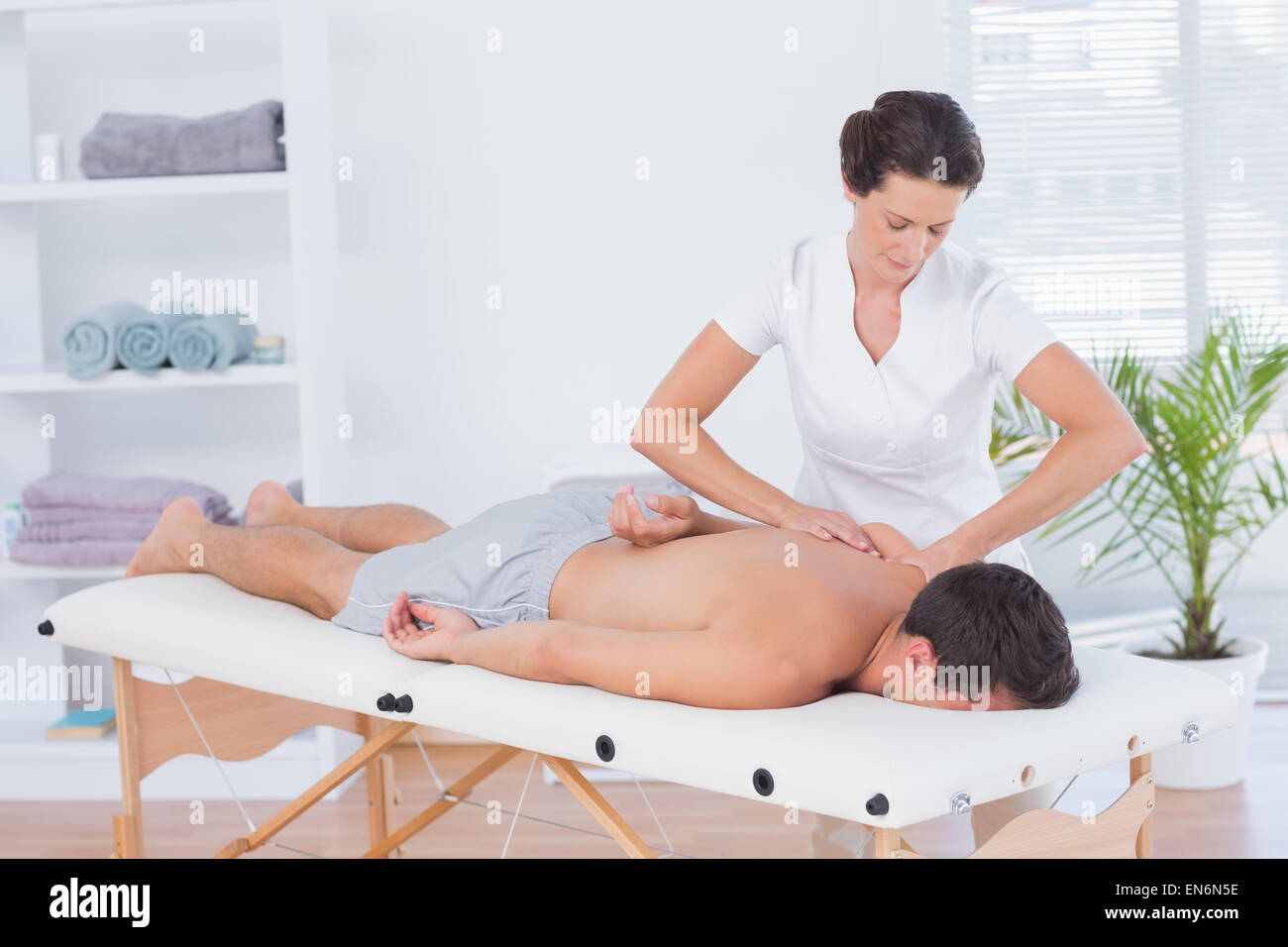 Physiothérapeute faisant back massage Banque D'Images