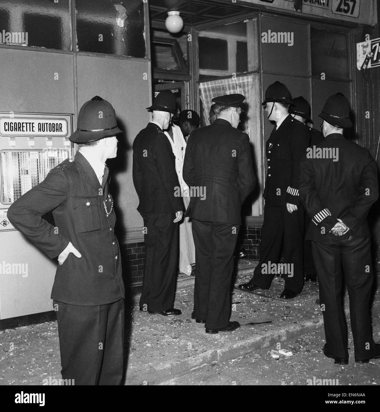 Scènes dans et autour de Bramley Road à Notting Hill, où ils ont appelé la police pour prévenir les ennuis entre noirs et blancs dans la région. Il y avait plusieurs échauffourées et certaines personnes ont été arrêtées et emmenées dans des fourgons. Parlant de la police d'un sho Banque D'Images