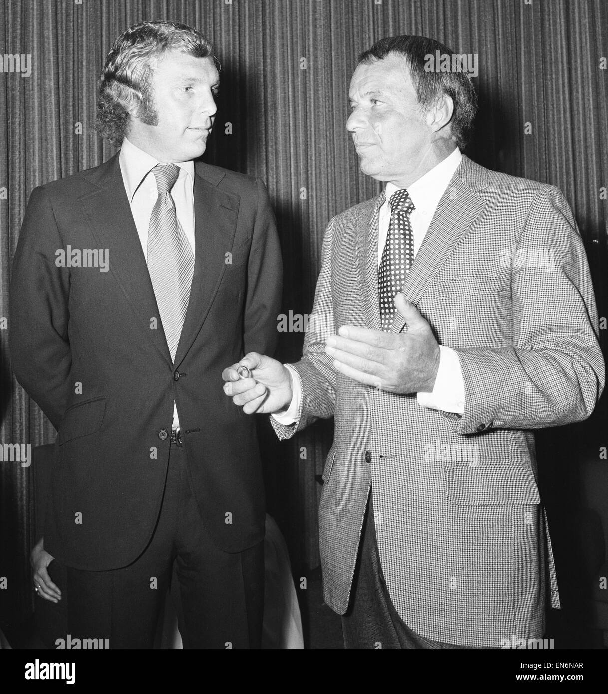 Joueur de Bobby Moore parle avec légende chant Frank Sinatra Frank Sinatra à l'assemblée annuelle de l'exécution musicale cérémonie de remise des prix et concert eu lieu à Royce auditorium Hall sur le campus de l'UCLA. 9 juin 1971 Banque D'Images