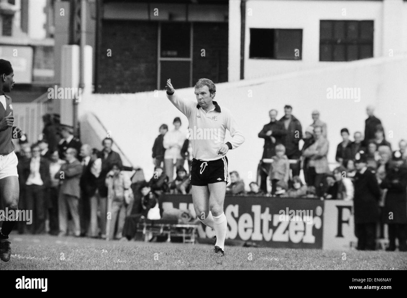 Fulham 6 1 v Leyton Orient ancien Angleterre capitaine Bobby Moore's dernier match. Bobby le trophée de la Coupe du monde pour les fans avant le match. 7 mai 1977 Banque D'Images