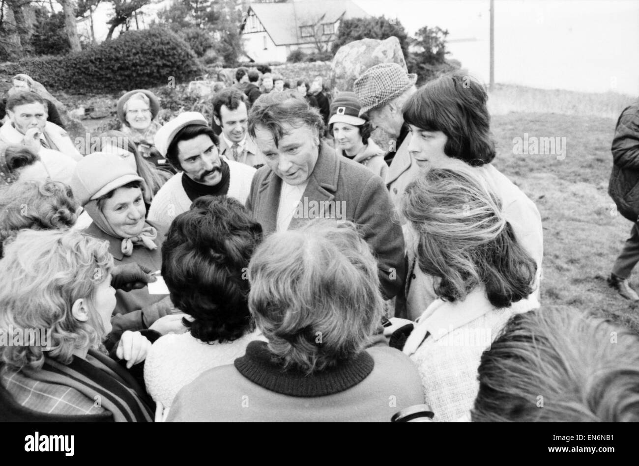 Les emplacements pour le film "Sous le bois de lait', illustrent le village gallois de Llaregub, il y a donc dans le village de Bugerall, Richard Burton envisage la scène. Fishguard est l'emplacement de ce village gallois fictif. Richard Burton répond à la ruée d'ho Banque D'Images