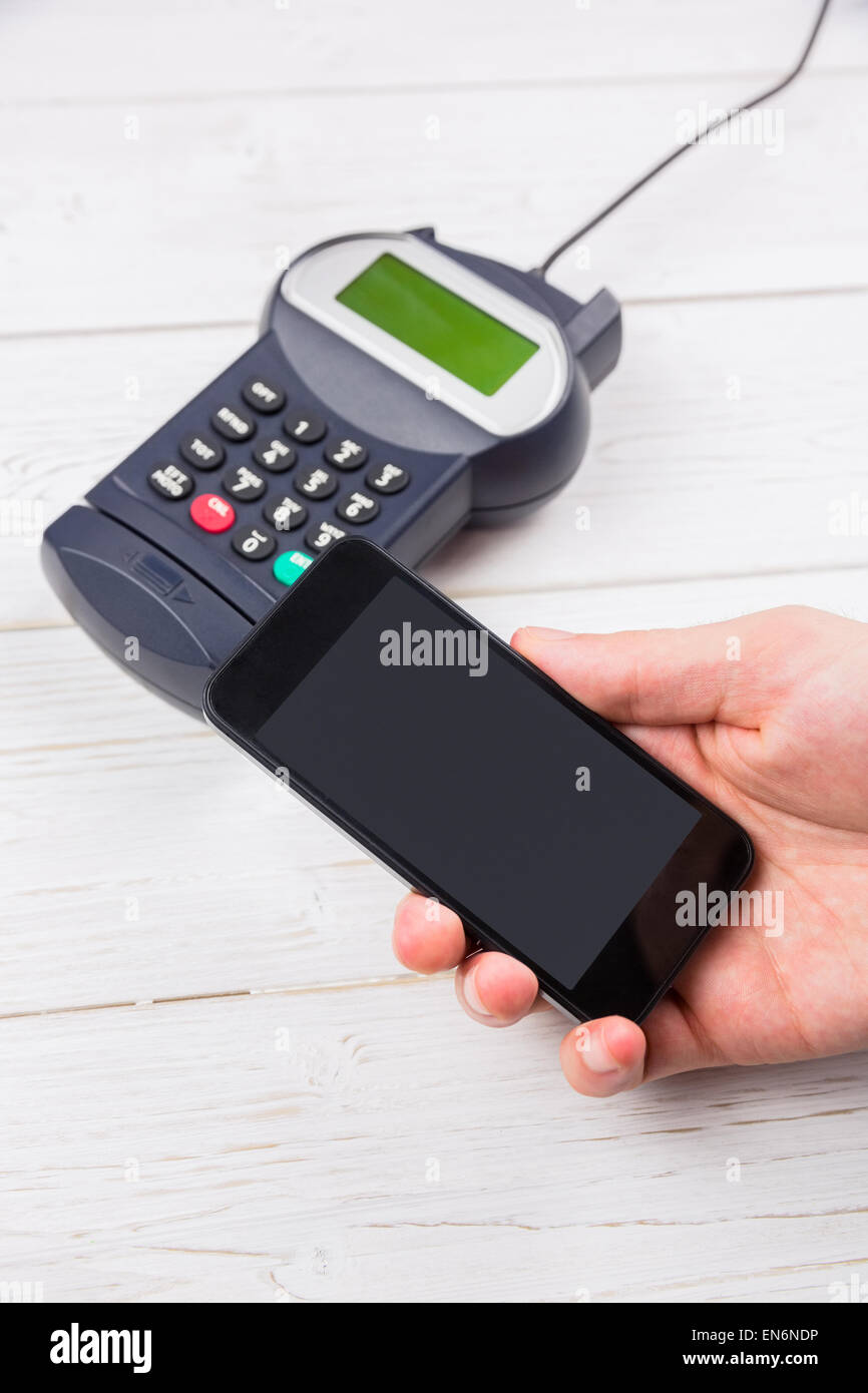 Man using smartphone pour exprimer payer Banque D'Images