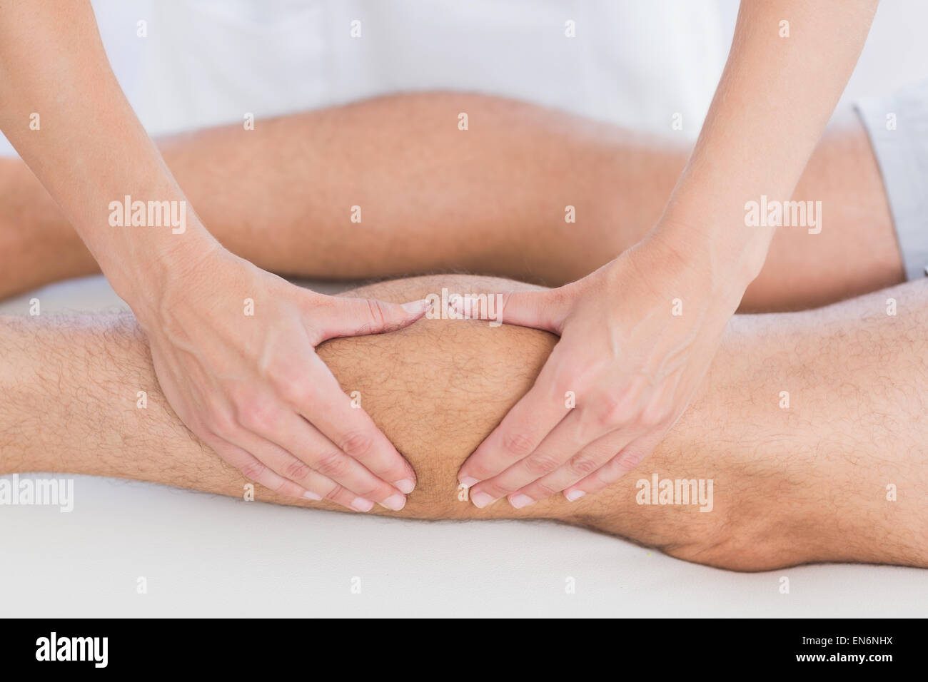 Physiothérapeute faisant de son patient massage mollet Banque D'Images