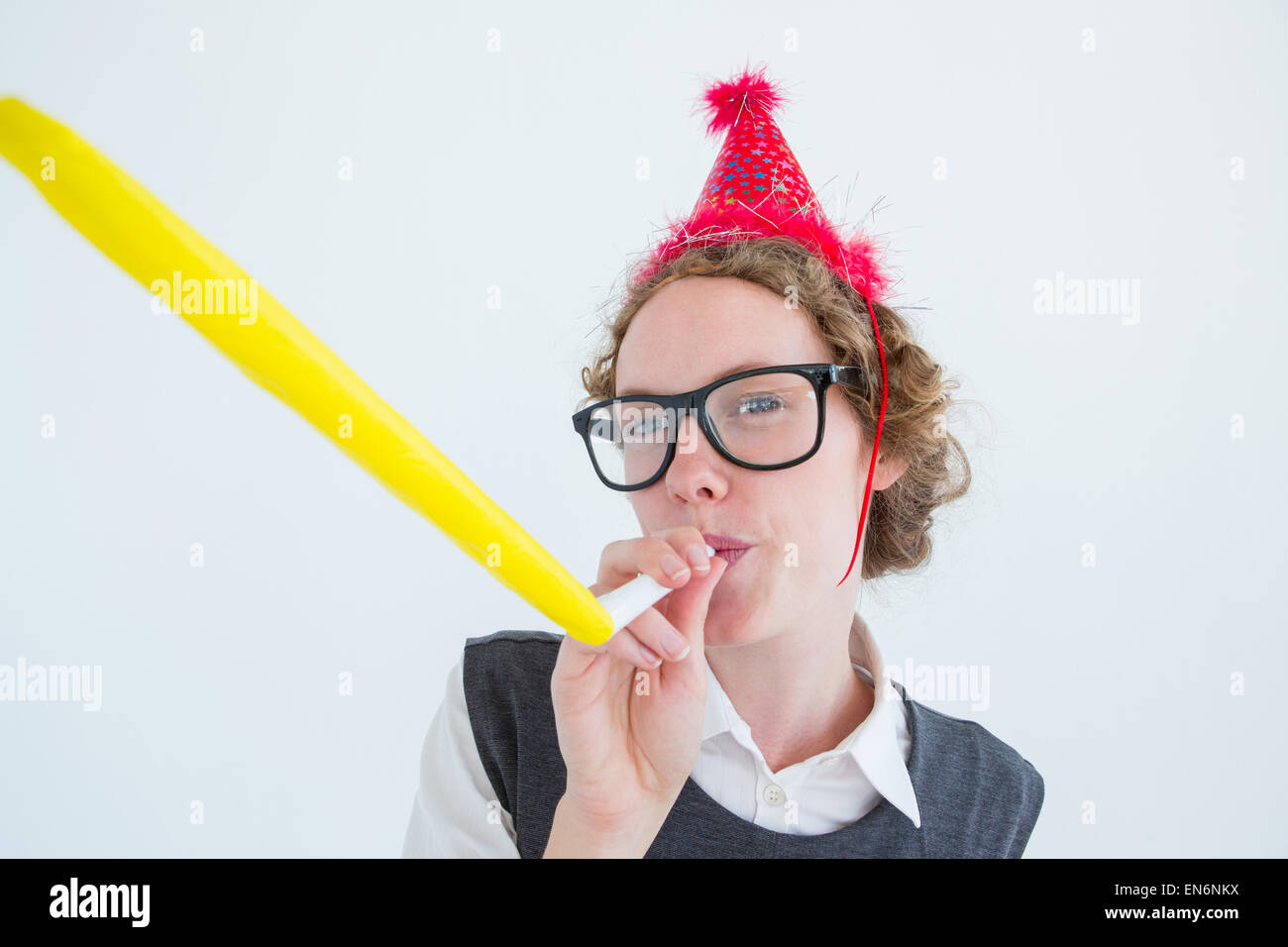 Hipster geek portant une perruque party hat blowing party horn Banque D'Images