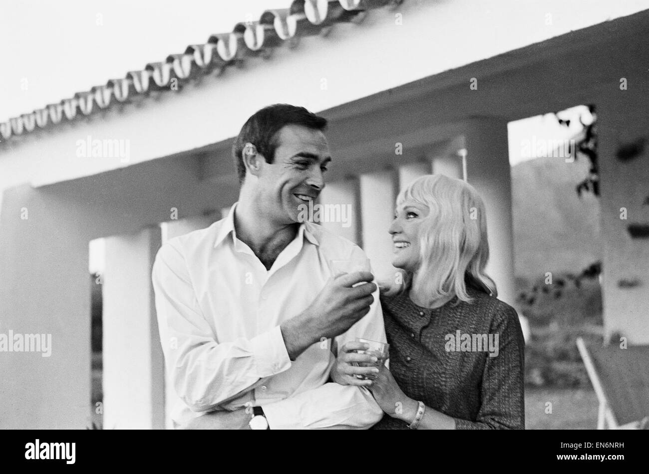 Sean Connery acteur qui joue James Bond, photographiée avec sa nouvelle épouse, l'actrice Diane Cilento sur leur lune de miel près de Marbella, dans le sud de l'Espagne, peu après leur mariage secret à Gibraltar. 2e décembre 1962. Banque D'Images