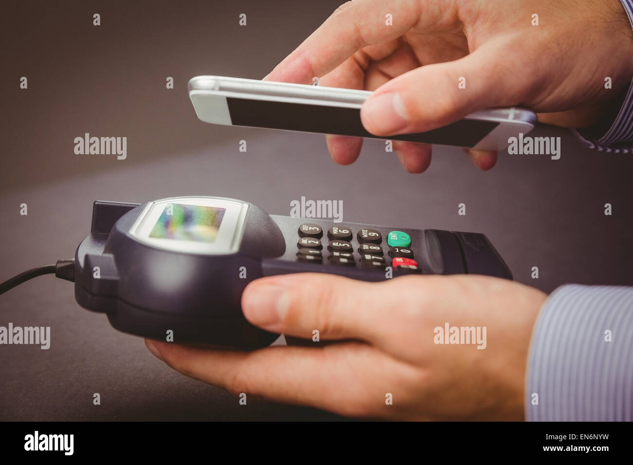Man using smartphone pour exprimer payer Banque D'Images
