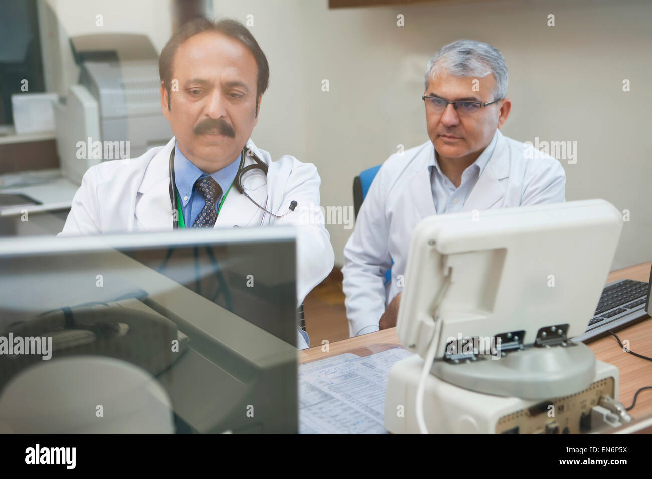 Les médecins à la tomodensitométrie à sur l'écran de l'ordinateur Banque D'Images