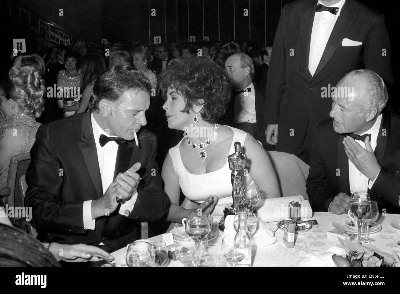 Richard Burton Et Elizabeth Taylor Qu on Voit Ici Recevant Le Meilleur richard-burton-et-elizabeth-taylor-qu-on-voit-ici-recevant-le-meilleur