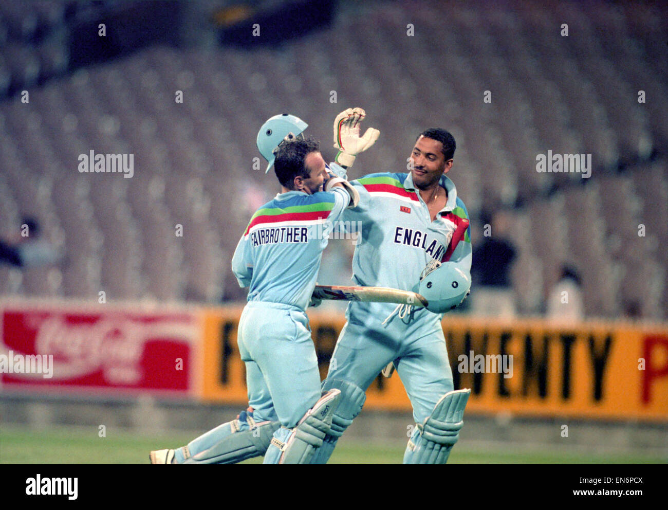 Cricket World Cup 1992 - Australie : Angleterre c. Afrique du Sud, à Melbourne. L'Angleterre a gagné par 3 wickets. L'Afrique du Sud (236-4) ; plus de 50 Angleterre 226-7 (40,5). Neil Fairbrother et Philip DeFreitas célébrer. Mars 1992 Banque D'Images