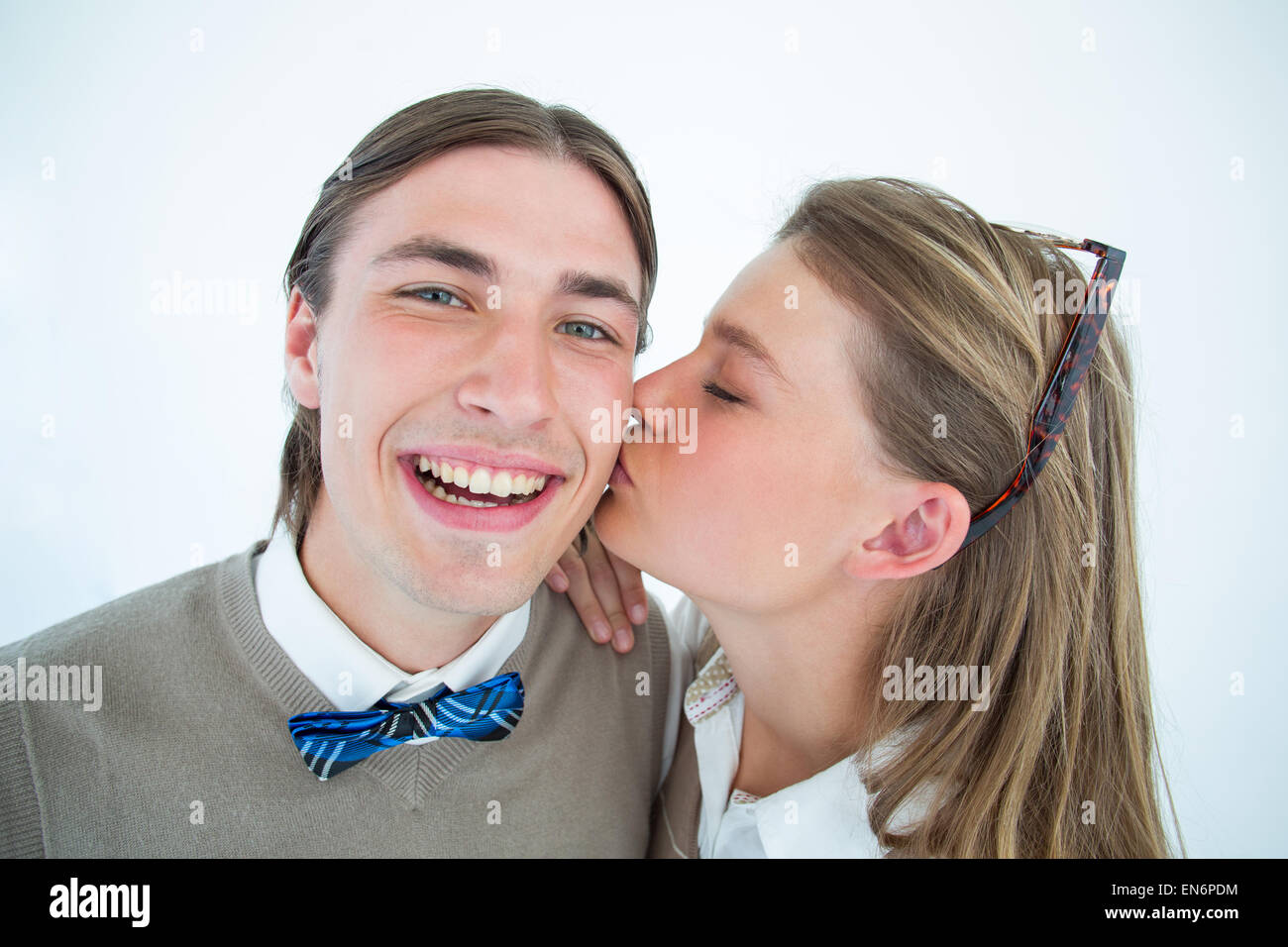 Joli petit ami donnant hipster geek baiser sur la joue Banque D'Images