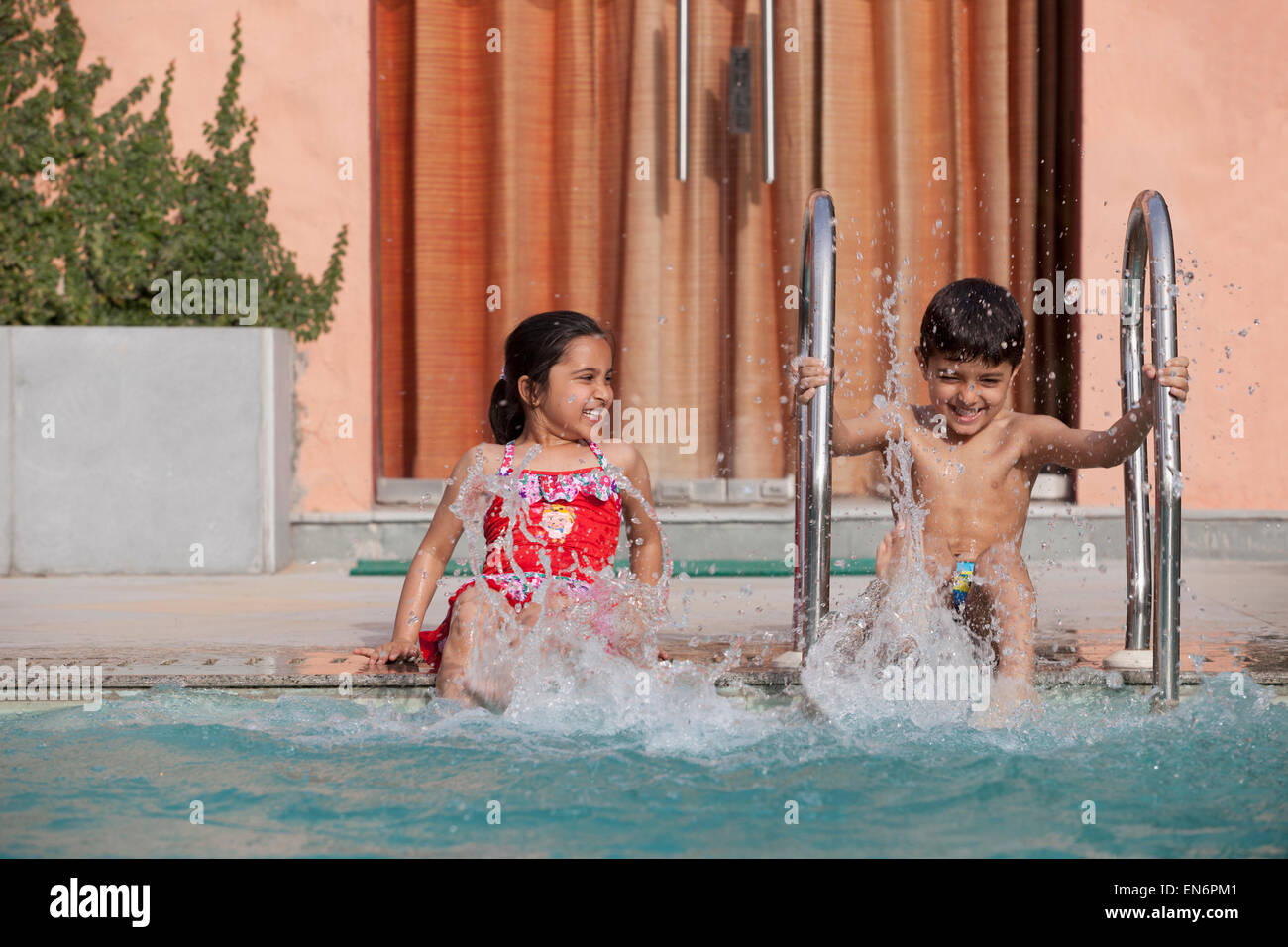 Couple photos sur l'appareil photo Banque D'Images