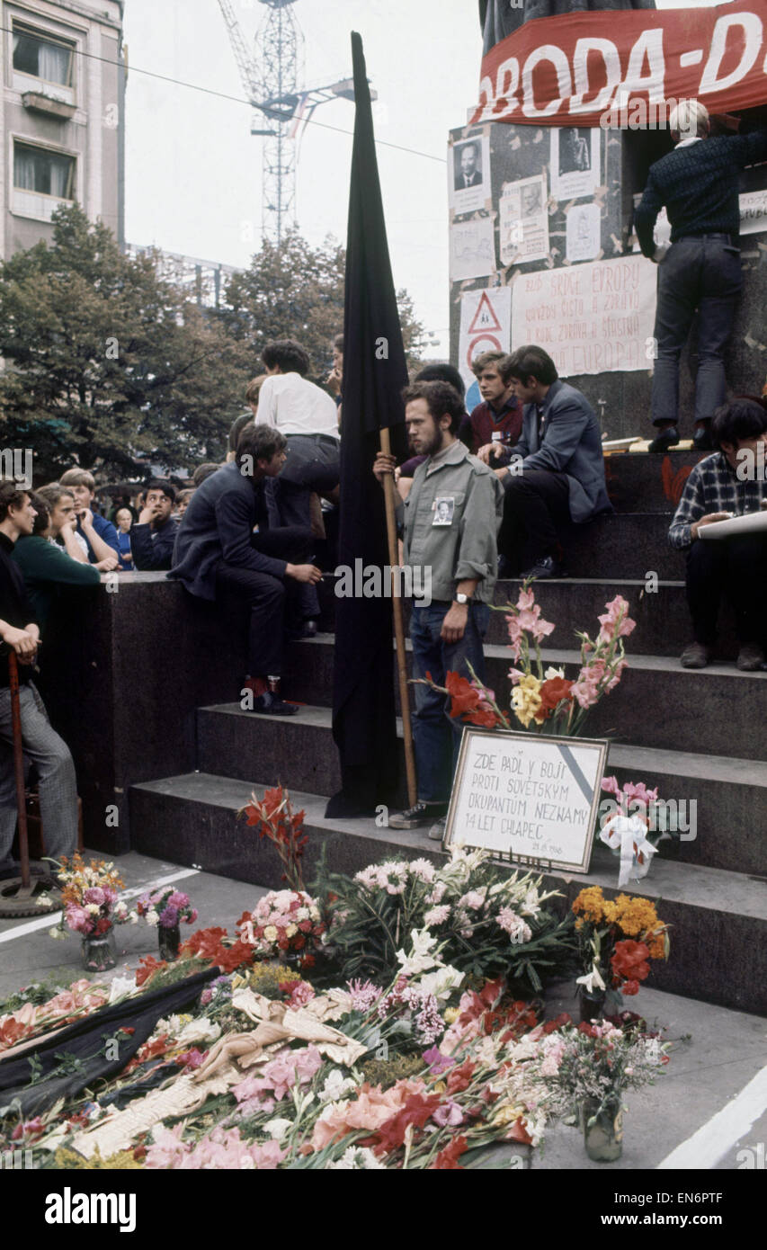 Jeunes manifestants manifester contre l'invasion par les armées du Pacte de Varsovie (à l'exception de la Roumanie) à la place Wenceslas, Prague, Tchécoslovaquie, 21 août 1968. Banque D'Images