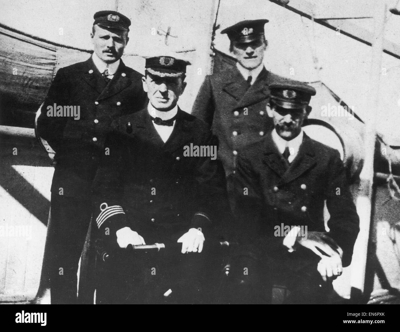 Le capitaine Stanley Seigneur de la SS Californian (première rangée) Spy Glass holding pose avec trois officiers supérieurs. Controverse autour de l'emplacement de la SS Californian pendant le naufrage du RMS Titanic le 15 avril 1912. 20 Mai 1912 Banque D'Images