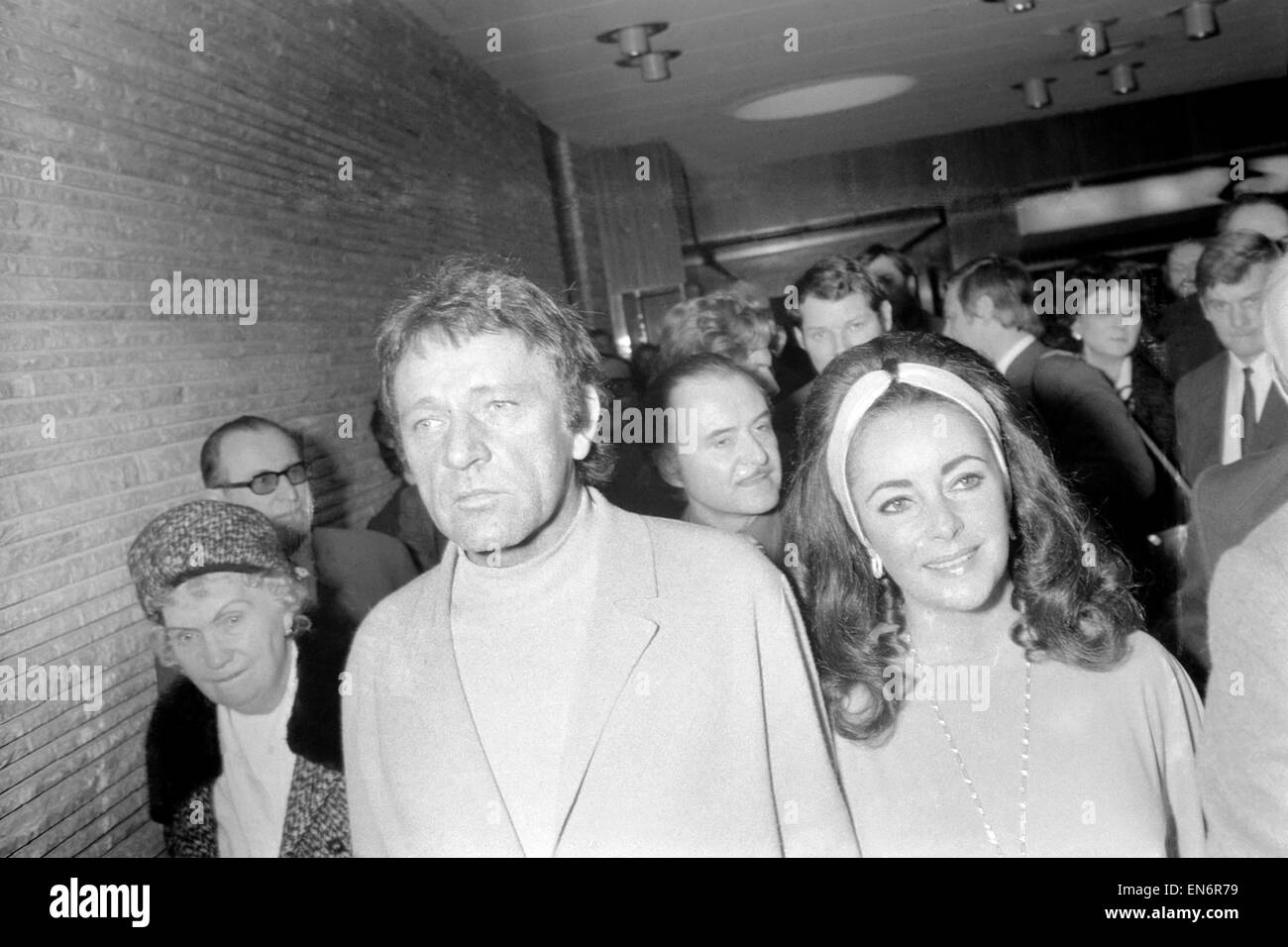 Quarantième anniversaire du film star Elizabeth Taylor. Et pour marquer l'occasion, son mari Richard Burton ont organisé une énorme qui se passe. hongrois Il a jeté une partie avec un prisé liste d'invités, à un hôtel de Budapest. Et il a résolu le problème de quoi donner e Banque D'Images