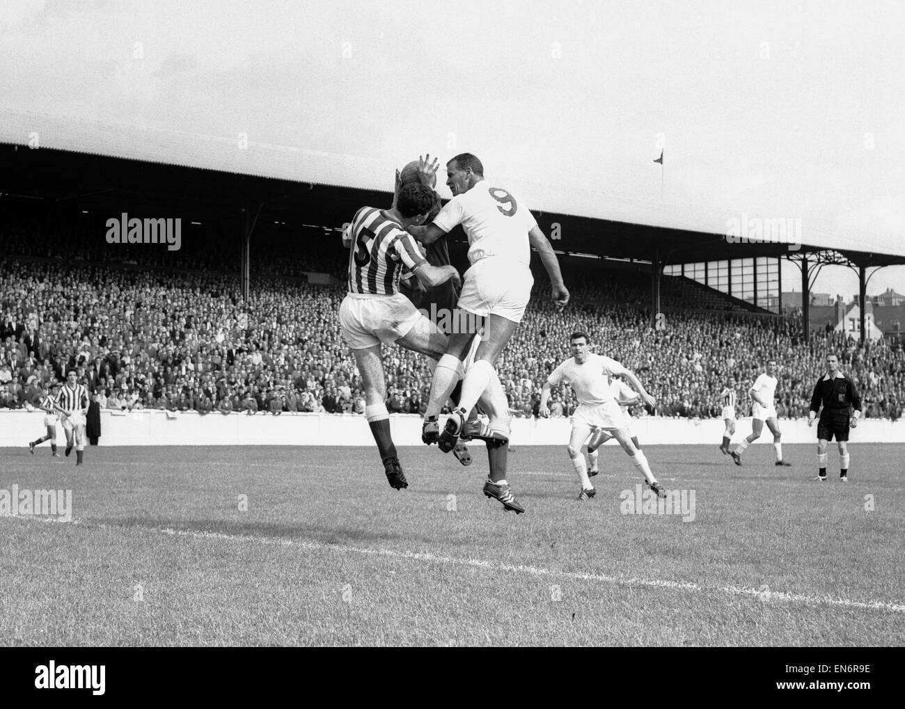 Division de la Ligue anglaise deux match à Elland Road. Leeds United 1 v Sunderland 0. Leeds' John Charles saute pour la balle haute avec Hurley mais Sunderland gardien Jim Montgomery y arrive en premier. 25 août 1962. Banque D'Images