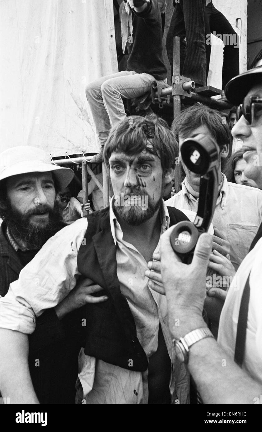 Concert des Rolling Stones à Hyde Park. Un ventilateur blessés souligne un membre des Hell's Angels à la police. 5 juillet 1969. Banque D'Images
