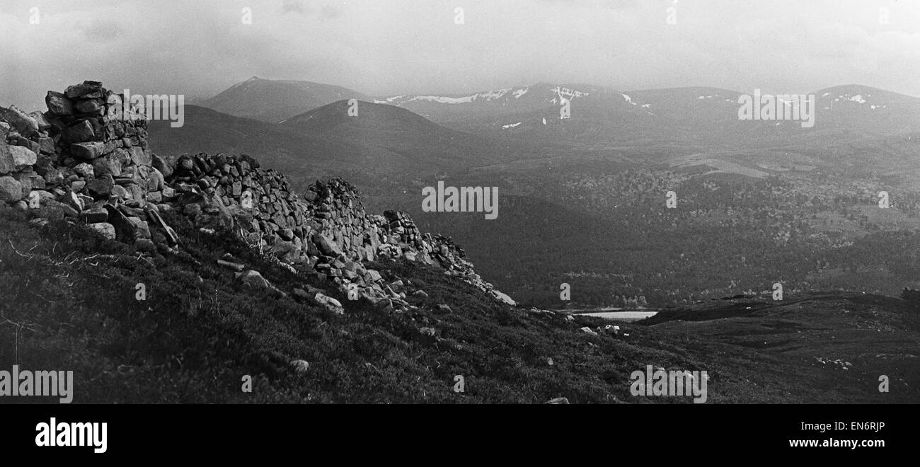 Vue depuis la colline du nom de Meall Gorm, à vers l'Est en direction de Balmoral Casatle au nord du Loch Fannich. Vers 1952. Banque D'Images