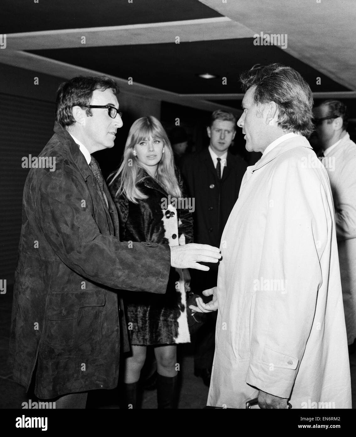 Elizabeth Taylor, Peter Sellers, Britt Ekland et Richard Burton arrivent à l'aéroport de Londres pour enregistrer une émission de télévision avec Harry Secombe dans Aberfam l'aide de la catastrophe minière. 19 novembre 1966. Banque D'Images