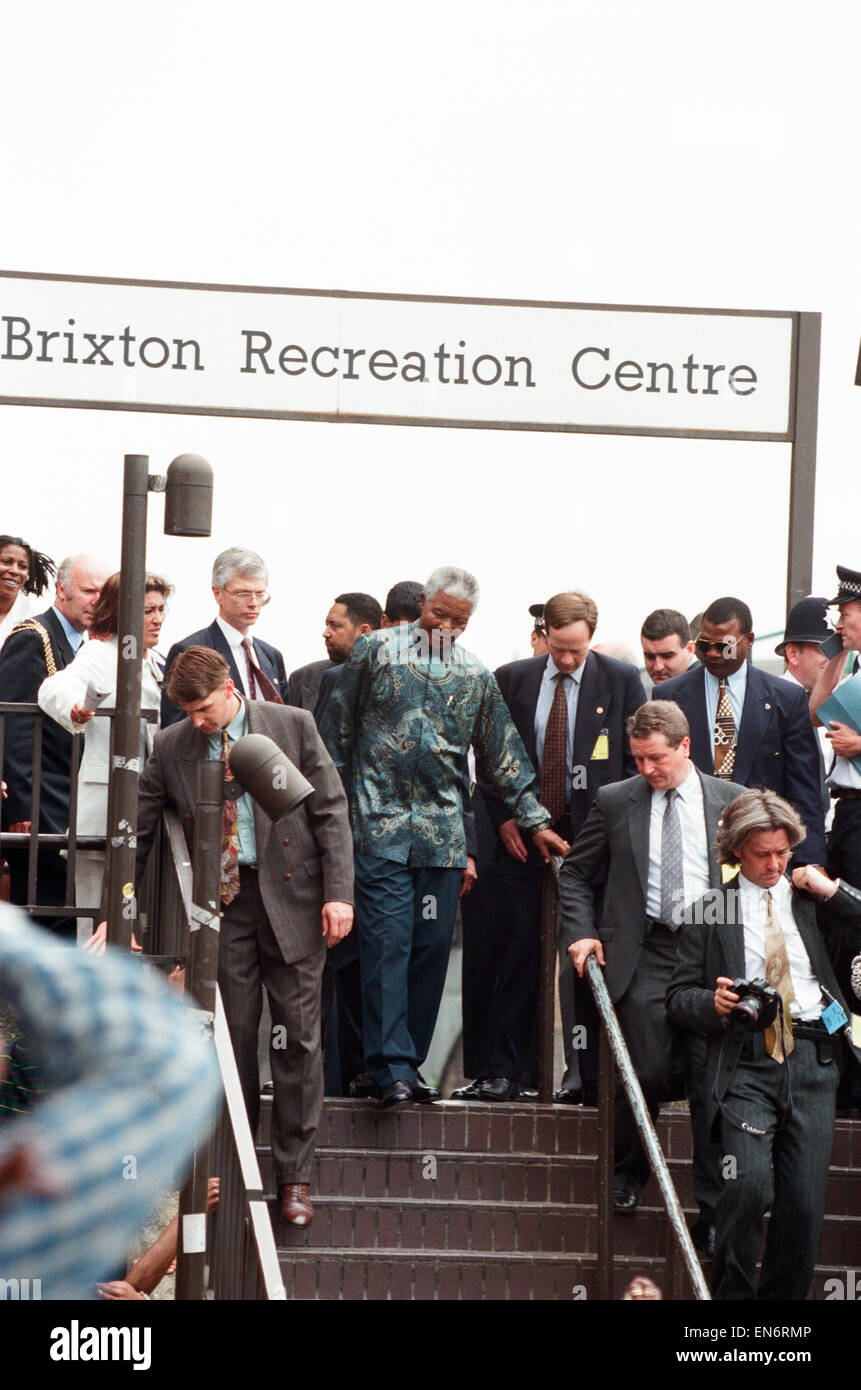 Le président sud-africain Nelson Mandela vu ici visiter Brixton Recreation Centre avec le Prince Charles au cours de l'état Présidents visite à Londres. 12 Juillet 1996 Banque D'Images