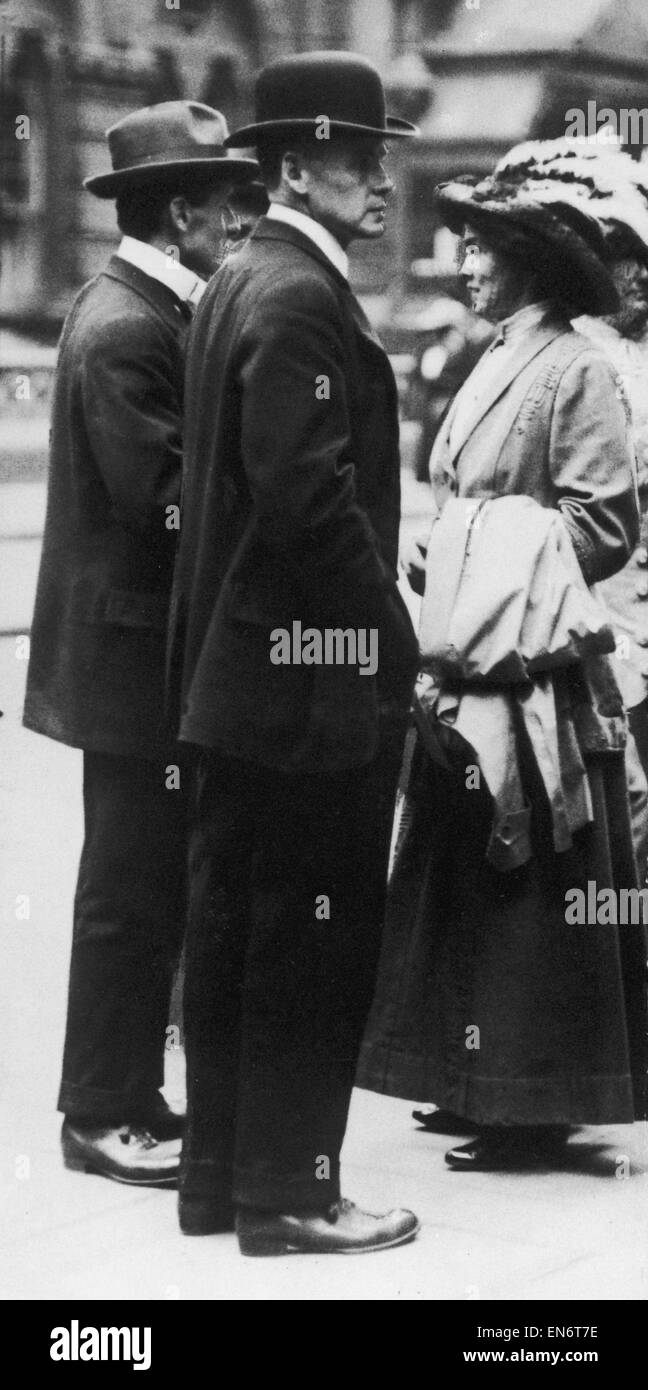 Board of Trade enquête du Titanic. De gauche à droite Harold Lowe cinquième policier sur le Titanic avec deuxième officier Charles Lightoller avant de donner la preuve à la Chambre de commerce dans l'enquête à la disparition de la RMS Titanic. 20 Mai 1912 Banque D'Images