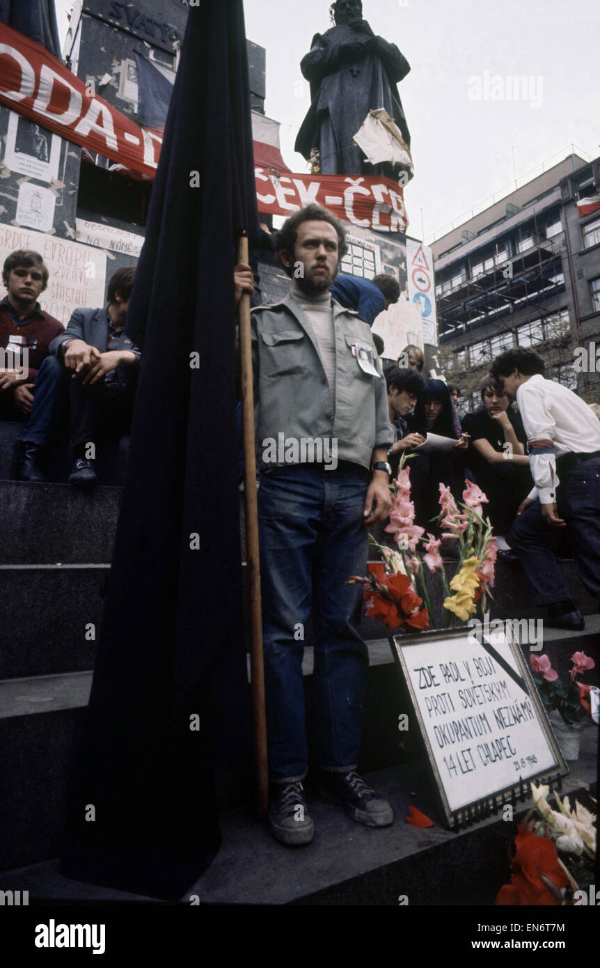 Jeunes manifestants manifester contre l'invasion par les armées du Pacte de Varsovie (à l'exception de la Roumanie) à la place Wenceslas, Prague, Tchécoslovaquie, 21 août 1968. Banque D'Images