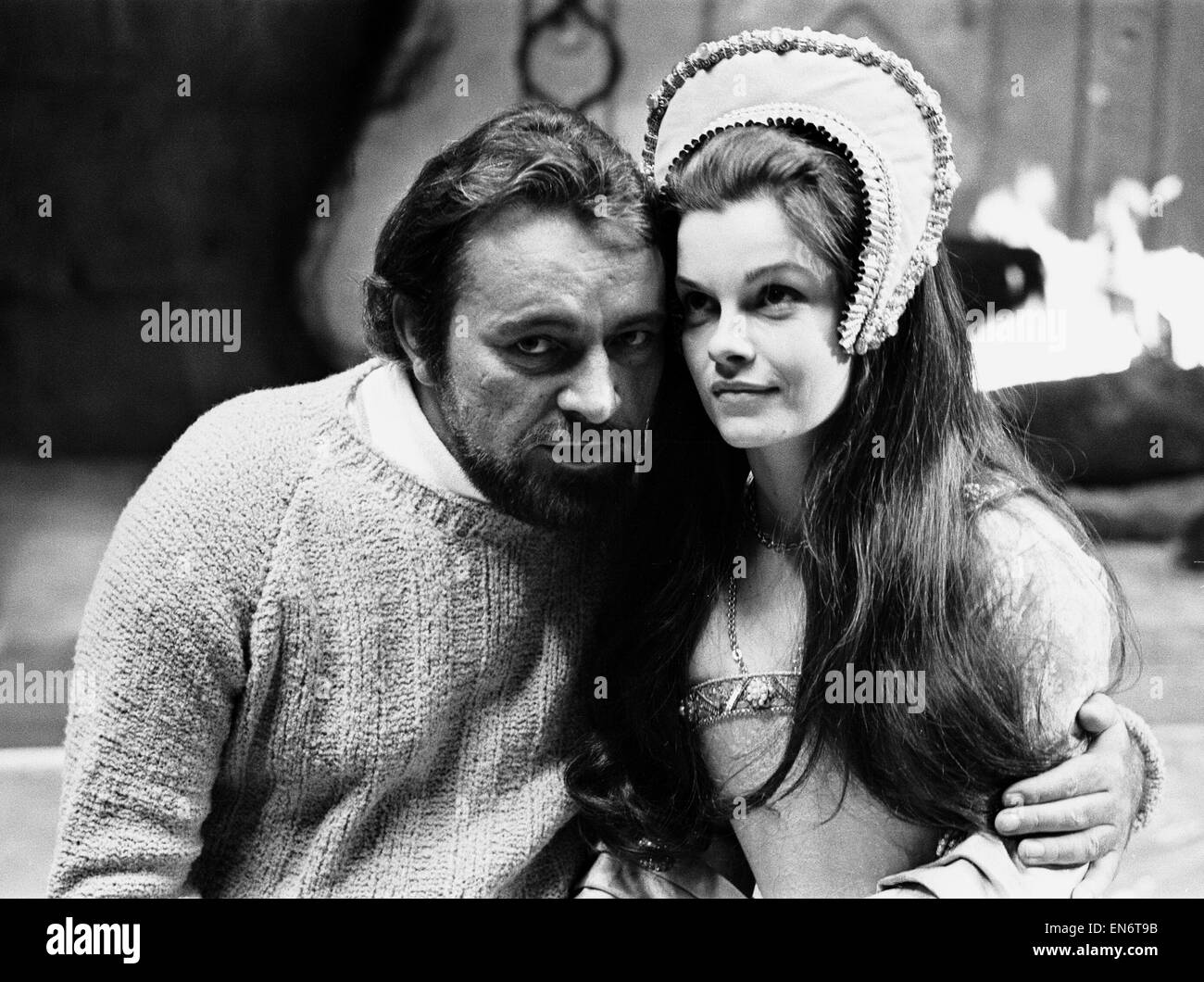 Richard Burton et Genevierer Bujold, sa nouvelle grande dame, sur l'ensemble de nouveau film Anne des Mille jours, à Shepperton Studios, Middlesex, 28 mai 1969. Richard Burton sera avec que le Roi Henry VIII & Genevierer Bujold comme Anne Boleyn. Banque D'Images