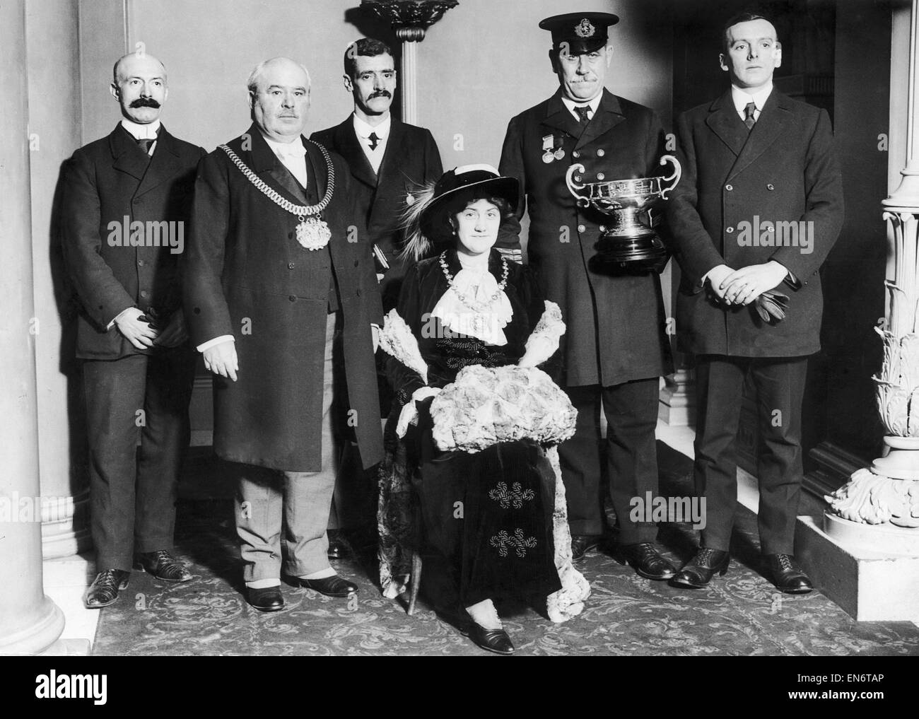 Ingénieur en chef A. B. Johnston de la SS Carpathia vu ici après une présentation d'une coupe d'argent et une médaille de la part du maire et maire de Liverpool. Carpathia naviguait de New York City à Fiume dans la nuit du dimanche, 14 avril 1912 lorsqu'elle reçoit un Banque D'Images