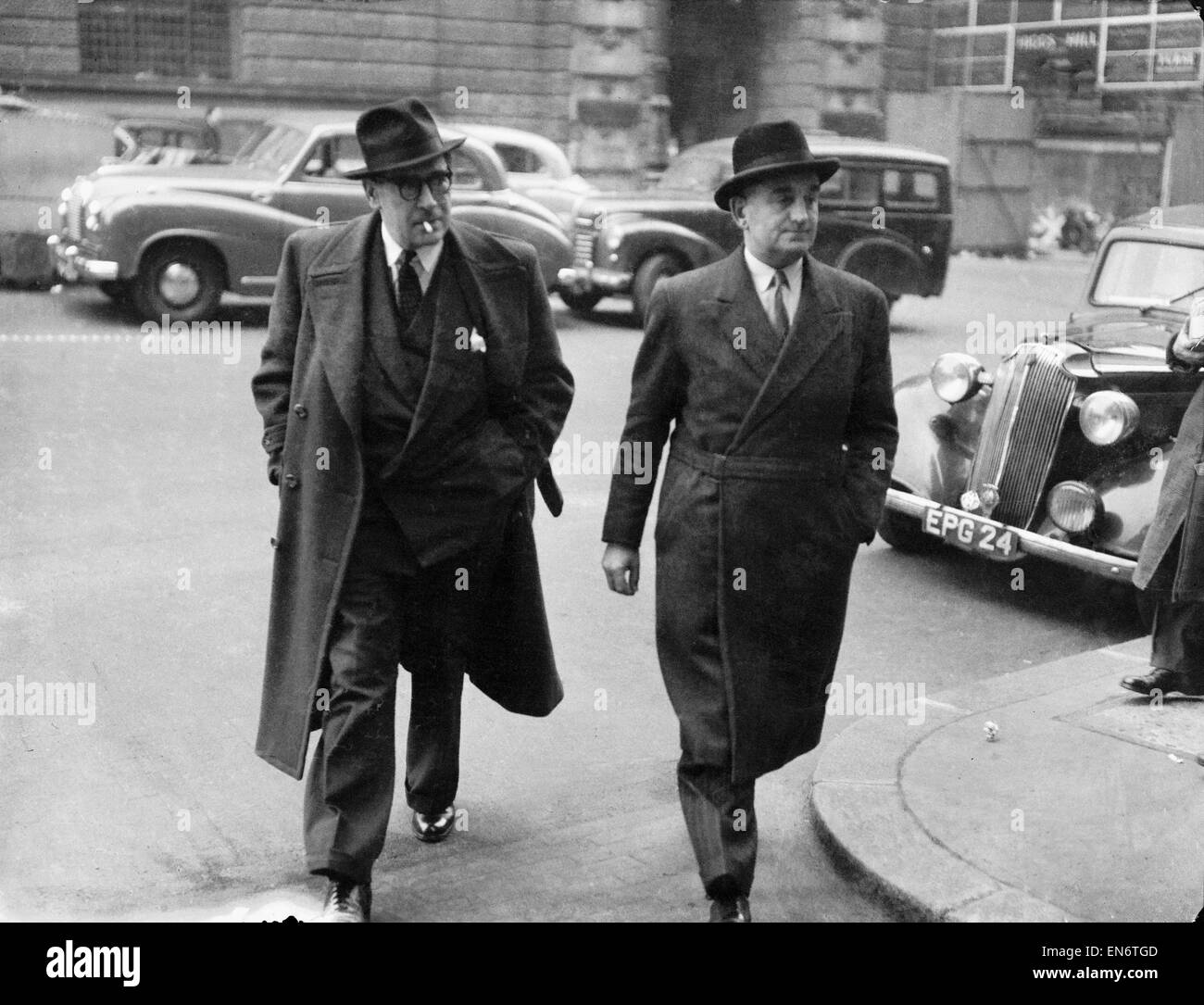 Procès de l'conpsirators impliqués dans le scandale de pari où les Français cheval de course Francasal a été remplacé par Santa Amoro sonnerie dans la baignoire Spa poteaux à l'hippodrome en juillet 1953. Photo montre : le surintendant en chef Reg Spooner (à gauche) et le surint. Banque D'Images