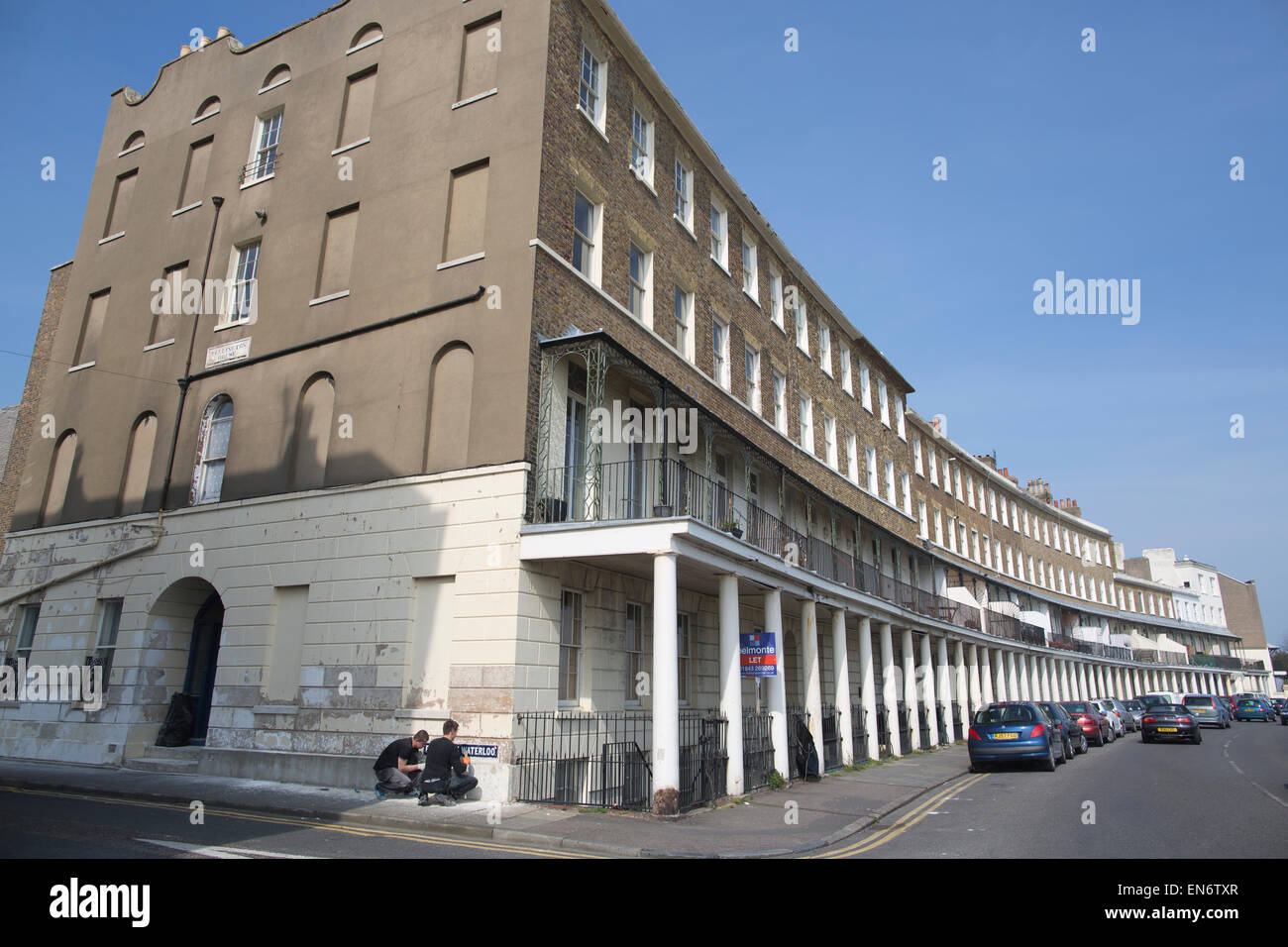 Maisons mitoyennes de style géorgien sur Wellington Crescent, traversée par les plaines de Waterloo, Ramsgate, Kent, England, UK Banque D'Images