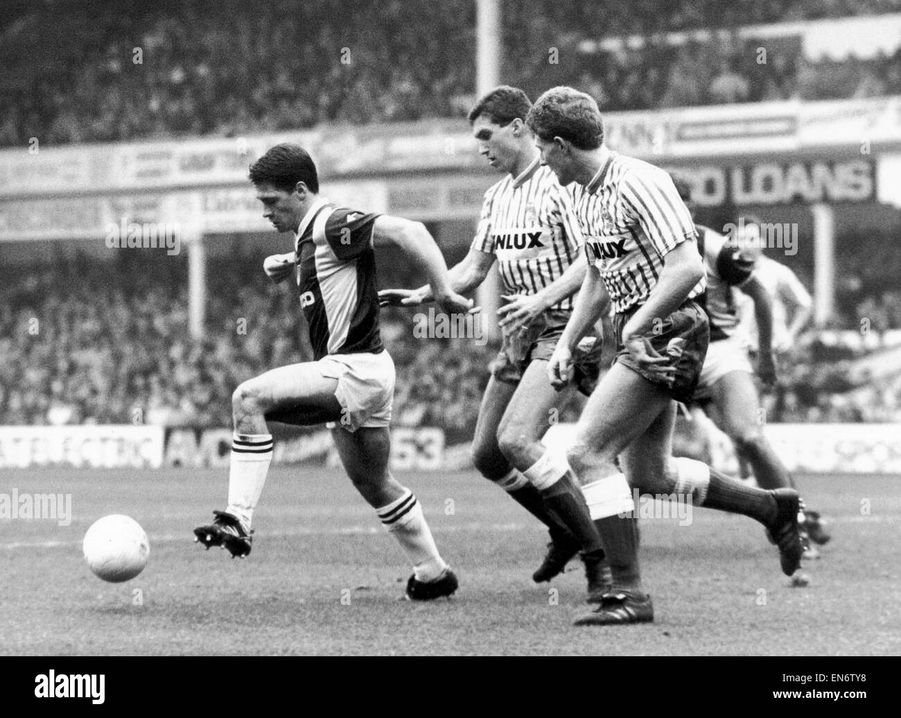 Division de la Ligue anglaise un match à Upton Park. West Ham United 0 v Sheffield Mercredi 1. Tony Cottee de West Ham va passé Nigel Worthington. 7e novembre 1987. Banque D'Images